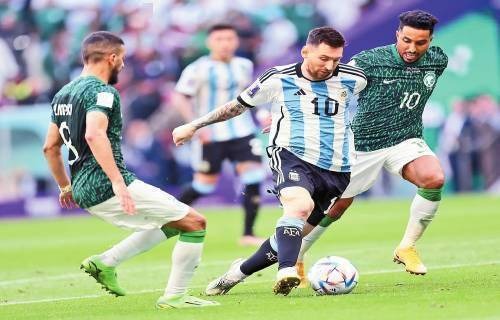 库里31+7+7，字母哥空砍34分，勇士队120-113战胜雄鹿队